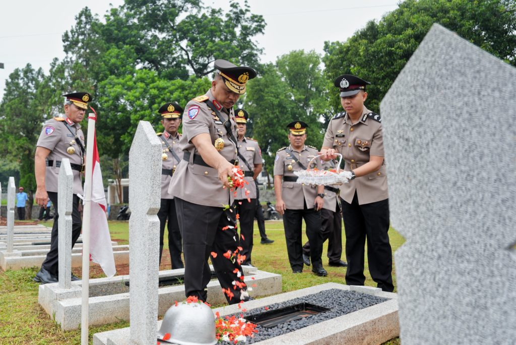 Mejelang Hari Lalu Lintas Bhayangkara ke-70, Kakorlantas Polri Ziarah dan Tabur Bunga di TMP Kalibata