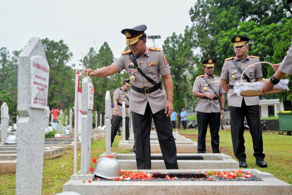 Korlantas Gelar Ziarah ke TMP Kalibata Peringati Hari Lalu Lintas dan Hari Keselamatan LLAJ Nasional