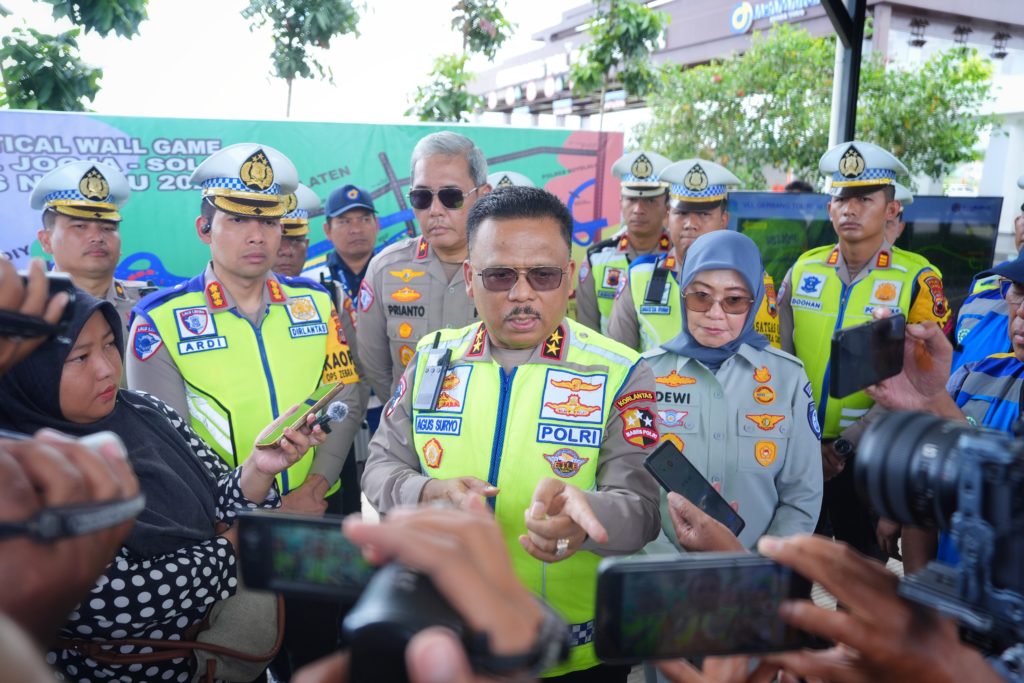 Kakorlantas bersama Stakeholder Cek Exit Tol Prambanan Hadapi Arus Nataru 2025/2026