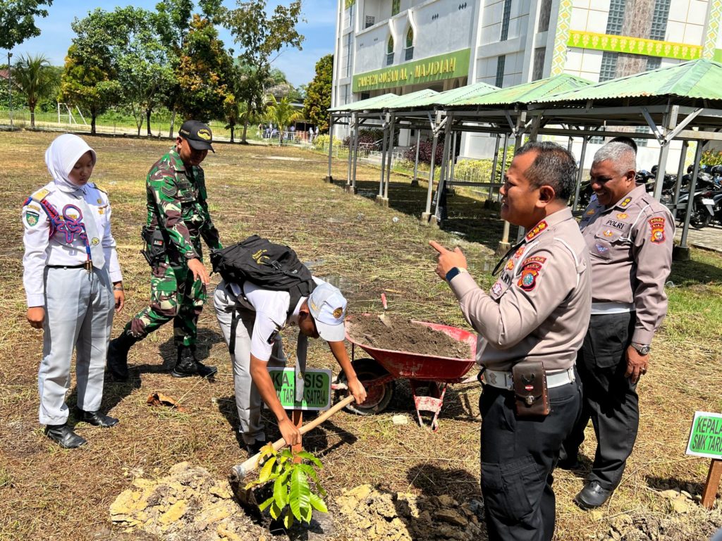 Ditlantas Polda Riau Ajak Pelajar SMK Taruna Satria Jadi Pelopor Tertib Lalu Lintas dan Peduli Lingkungan