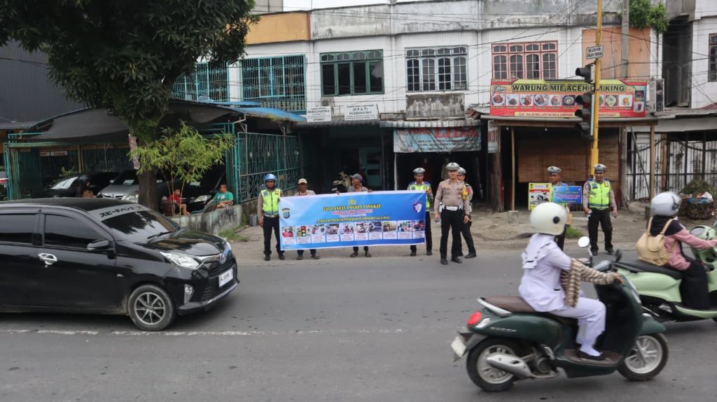 Tingkatkan Pelayanan Humanis, Satlantas Polres Langkat Bagikan Air Hingga Permen ke Pengguna Jalan