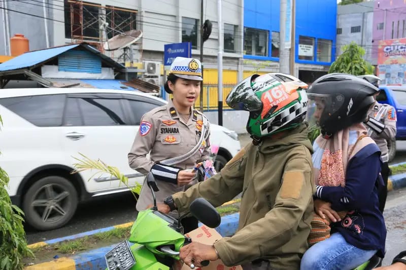 Operasi Zebra Mansinam 2025: Pengendara Tertib di Manokwari Dapat Cokelat dan Bunga