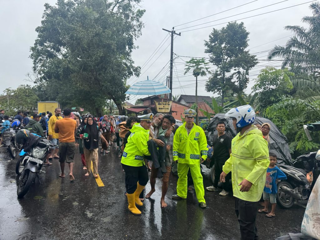 Satlantas Polres Langkat Patroli Jalinsum, Evakuasi Warga dan Amankan Arus Saat Banjir