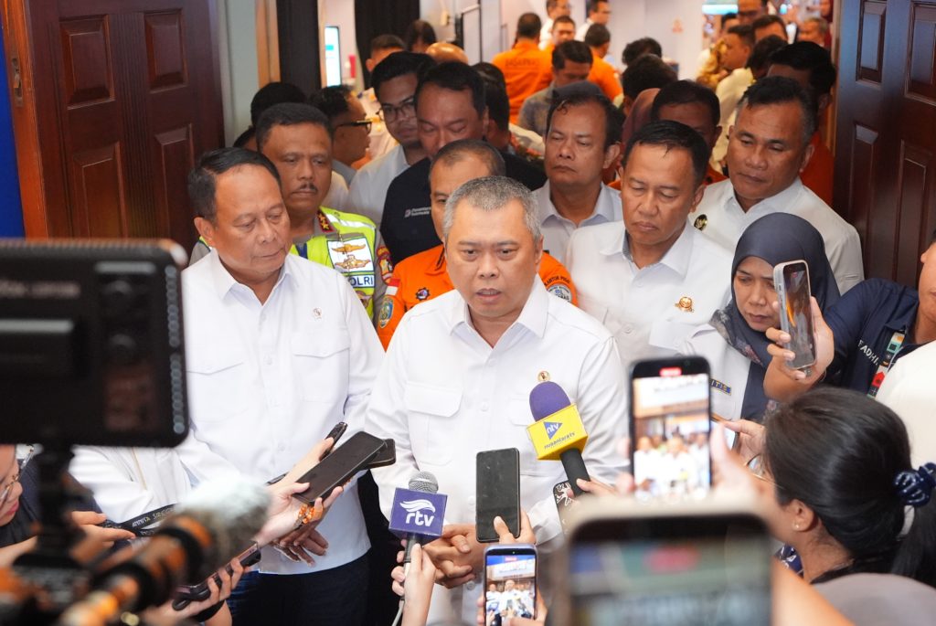 Menteri Perhubungan Dudy Purwagandhi - Kakorlantas Polri Hadiri Pembukaan Posko Angkutan Natal 2025 dan Tahun Baru 2026 Kemenhub