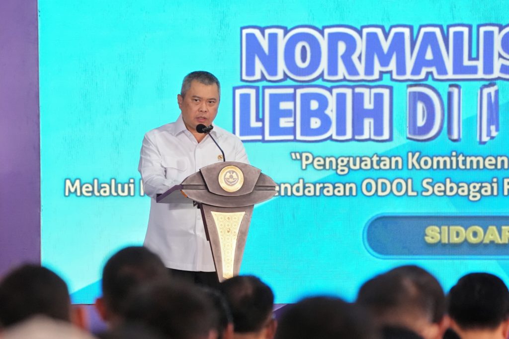 Menteri Perhubungan Dudy Purwagandhi - Hadiri Normalisasi Kendaraan Lebih Dimensi 2025 di Jatim, Kakorlantas Polri Terima Piagam Penghargaan