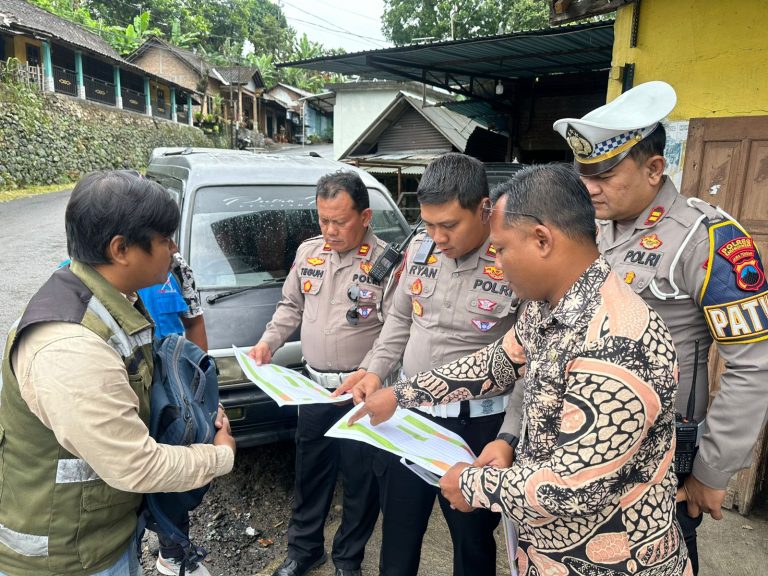 Satuan Lalu Lintas (Satlantas) Polres Karanganyar melaksanakan pengecekan intensif terhadap jalur-jalur wisata