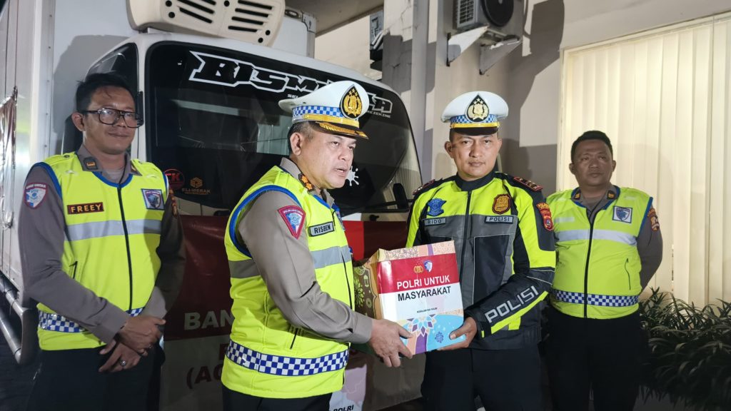 Tim Kemanusiaan Korlantas Wilayah Sumbar Beri Bantuan Sembako ke Masyarakat Padang Panjang dan Kabupaten Solok