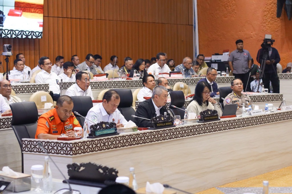 Kepala Basarnas Mohammad Syafii, Kepala BMKG Teuku Faisal Fathani, Menteri Perhubungan Dudy Purwagandhi, Wakil Menteri Pekerjaan Umum (PU) Diana Kusumastuti, Kabag Ops Korlantas Polri Kombes Pol Aries Syahbudin.