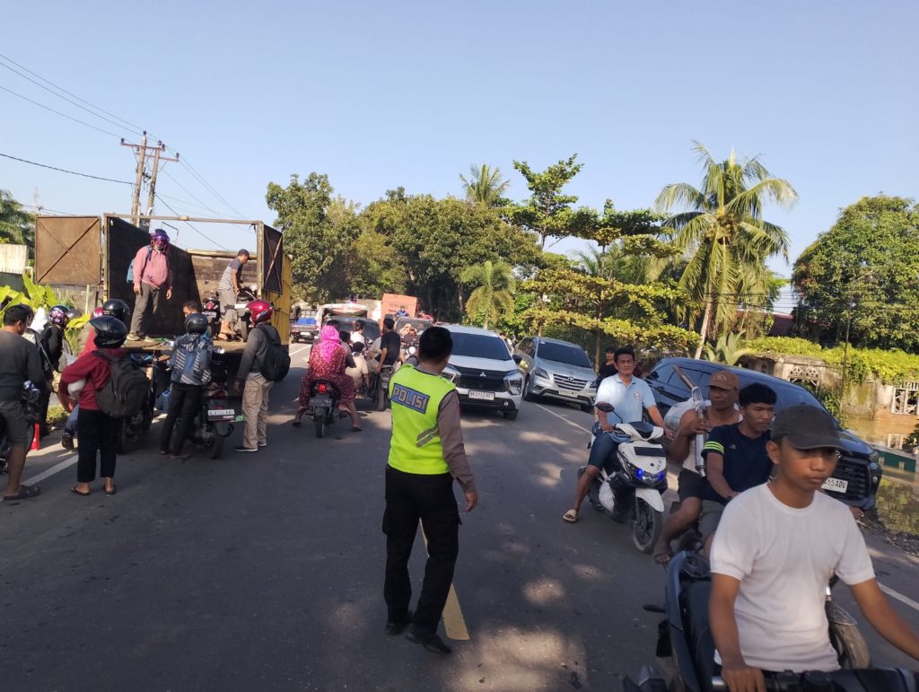 Satlantas Polres Langkat Atur Lalin dan Patroli di Lokasi Banjir, Arus Berjalan Lancar