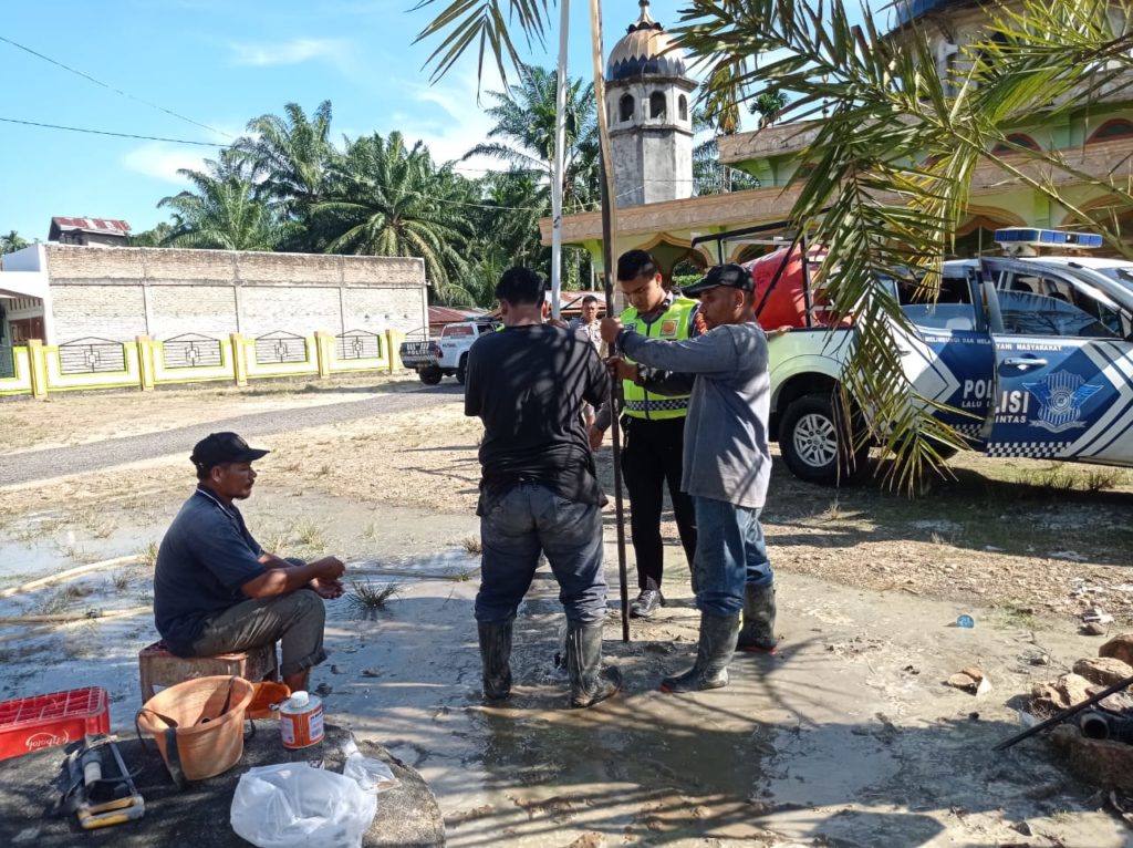 Bantu Warga Pascabanjir, Satlantas Aceh Selatan Sediakan Air Bersih Lewat Sumur Bor