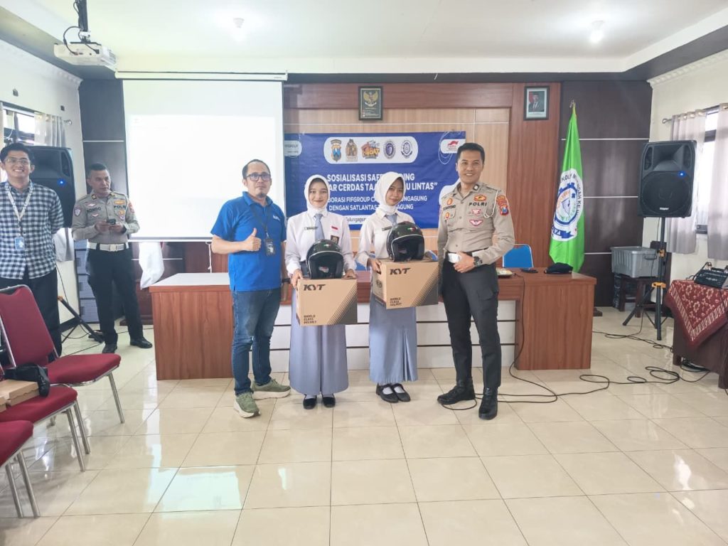 Pelajar SMK Brawijaya Tulungagung Ikuti Training Safety Riding dari Satlantas dan FIFGROUP