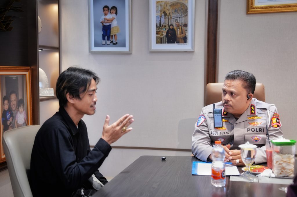 Aan Kurniawan (Pengemudi Truk) menjelaskan kronologi kejadian kepada Kakorlantas Polri Irjen Pol Drs. Agus Suryonugroho, S.H., M.Hum.