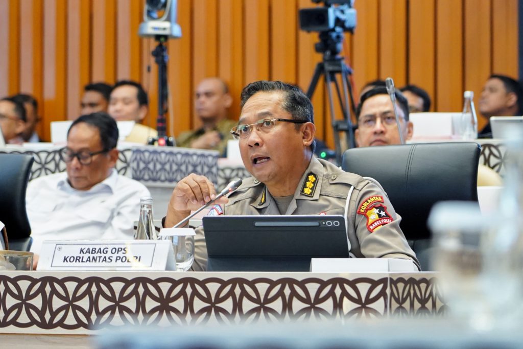 Kabag Ops Korlantas Polri Kombes Pol Aries Syahbudin menghadiri rapat evaluasi layanan infrastruktur dan transportasi dalam rangka libur Natal 2025 dan Tahun Baru 2026 di DPR RI.