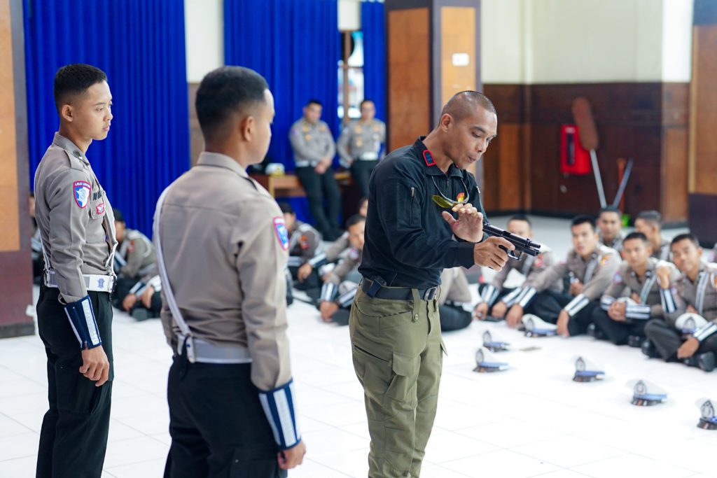 Instruktur pelatihan, Iptu Sitepu - Korlantas Polri Gelar Latihan Menembak Bagi Bintara Remaja Angkatan 2025
