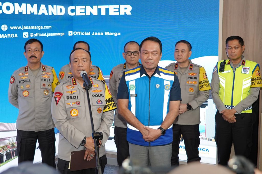 Dirgakkum Korlantas Polri Dampingi Wakapolri Pantau Arus Lalu Lintas Nataru di Command Center Jasa Marga