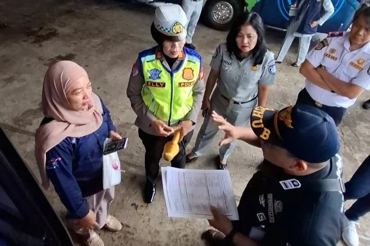 Satlantas Polres Metro Depok Ramp Check Bus Jelang Operasi Keselamatan 2026 dan Operasi Ketupat Jaya